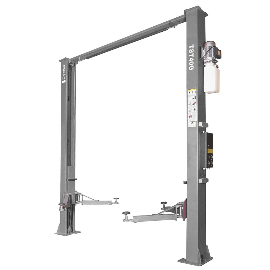 Freistehende Zwei-Säulen-Kfz-Hebebühne mit oberer Verbindungstraverse, schwenkbaren Tragar­men und integrierter Hydraulik- und Steuereinheit, freigestellt auf weißem Hintergrund.
