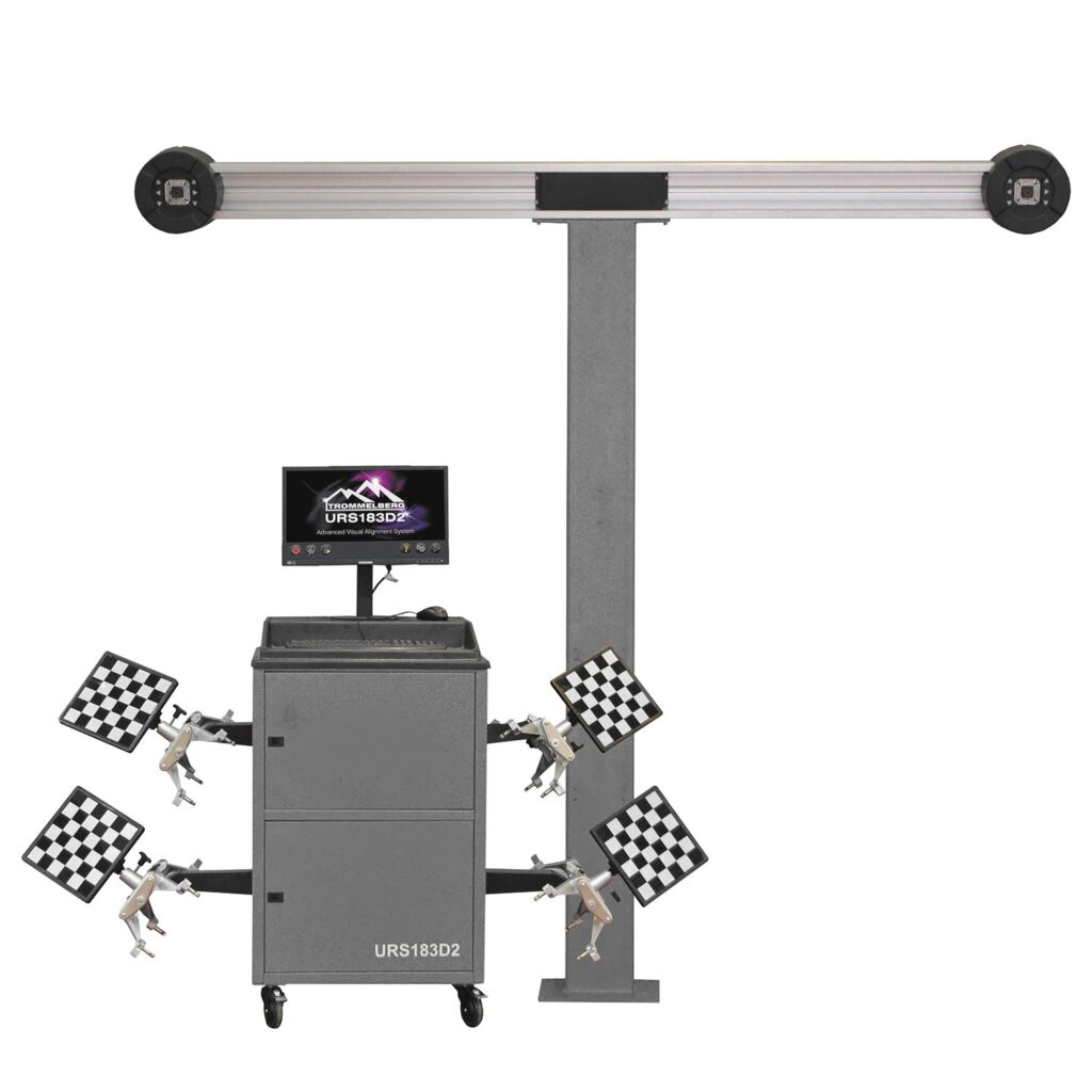 3D-Achsvermessungsanlage mit Quertraverse, Kameramodulen, Kalibrierplatten an allen vier Rädern und zentraler Bedieneinheit mit Monitor in Werkstattkonfiguration.