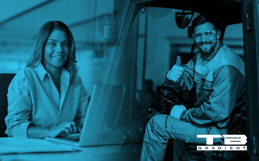 Zweiteiliges Werbemotiv in blauer Farbgebung: Links sitzt eine Frau im Büro vor einem Laptop und blickt freundlich in die Kamera. Rechts sitzt ein Werkstattmitarbeiter in Arbeitskleidung in einem Fahrzeug, trägt Handschuhe und zeigt mit erhobenem Daumen Zustimmung. Beide Szenen stehen für Beratung und praktische Umsetzung. Unten rechts ist das Logo „TB Gradient“ platziert.