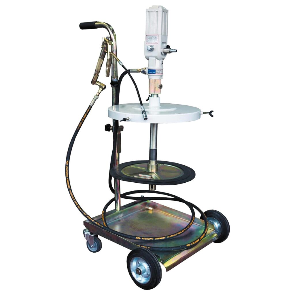 Mobiles Fettpumpe auf Fahrwagen mit Metallwanne für Fässer 50-60 l, vertikaler Säule, weißem Deckel, pneumatischer Pumpe und angeschlossenem Schlauch mit Handhebel.