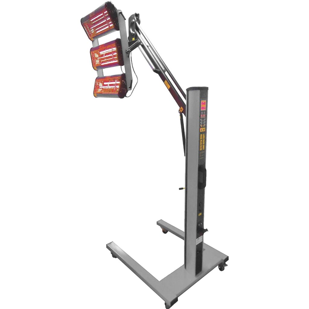 Mobiles Infrarot-Trocknungsgerät mit drei übereinander angeordneten Heizmodulen, verstellbarem Schwenkarm, höhenverstellbarer Säule und stabilem Fahrgestell auf Rollen, freigestellt auf weißem Hintergrund.