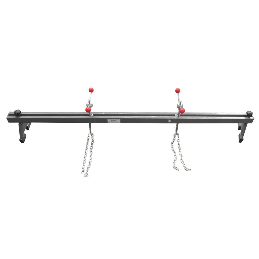 Quertraverse von TB Gradient zur Motoraufnahme mit längenverstellbarem Stahlträger, zwei verschiebbaren Haltearmen mit roten Spannhebeln sowie integrierten Sicherungsketten zur stabilen und ausgewogenen Lastaufnahme.