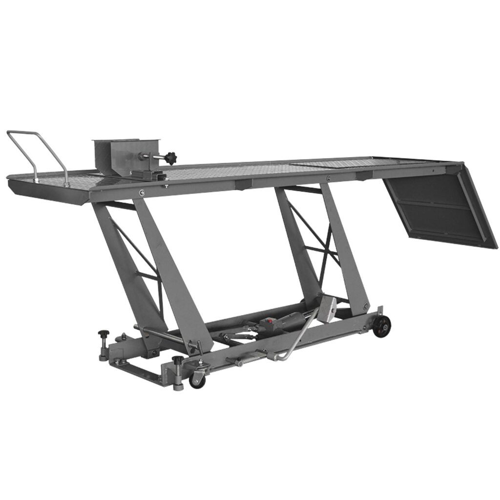 Mobile Motorradhebebühne mit integrierter Auffahrrampe, seitlichem Anbaugerät und rollbarem Fahrgestell, graue Metallkonstruktion vor weißem Hintergrund.